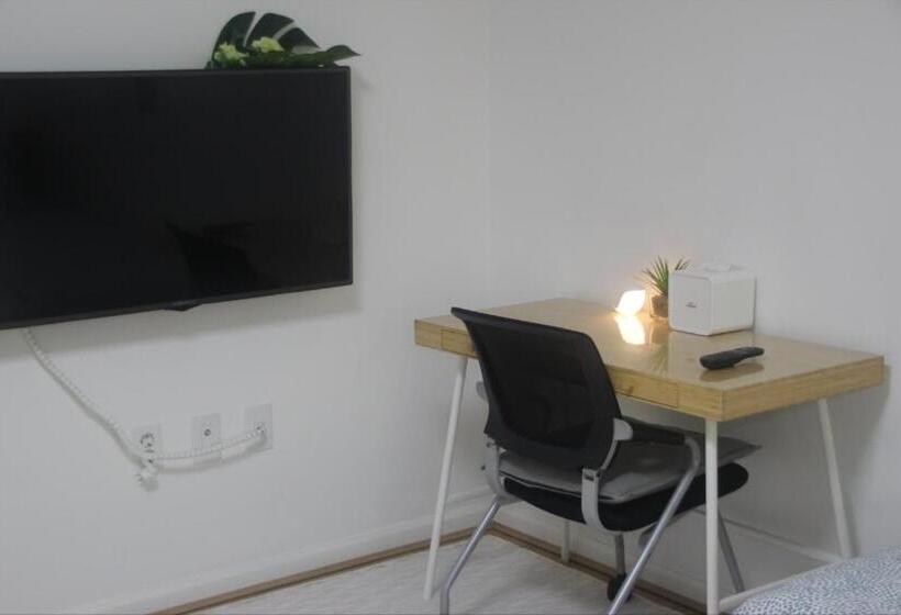 ペンション All In One Guesthouse