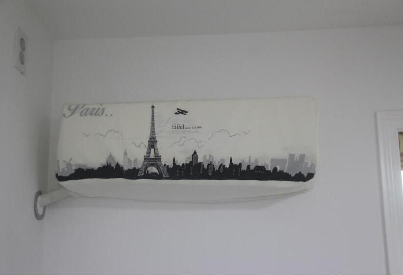 ペンション All In One Guesthouse