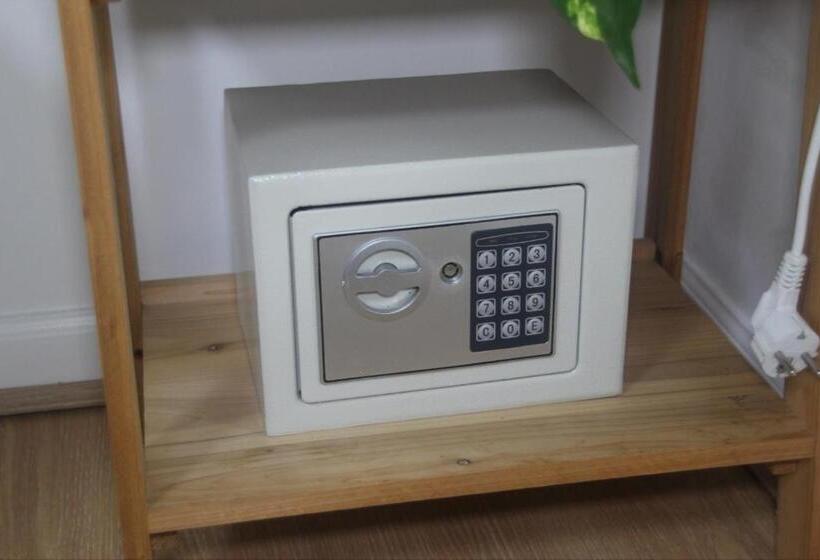 ペンション All In One Guesthouse