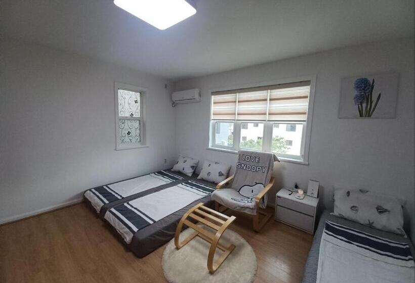 ペンション All In One Guesthouse