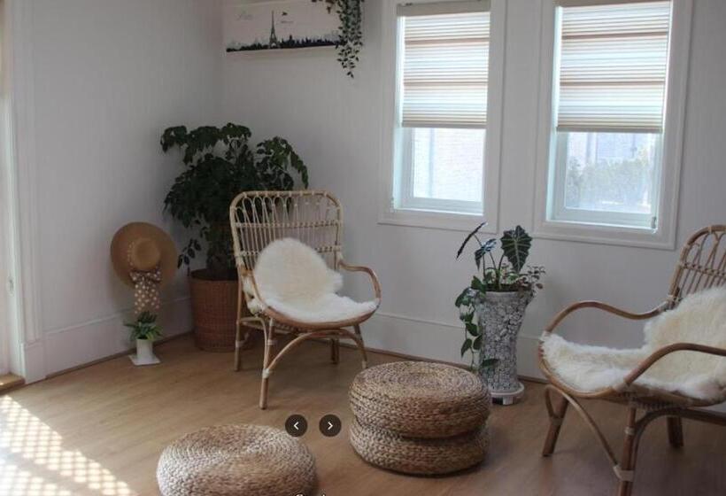 ペンション All In One Guesthouse