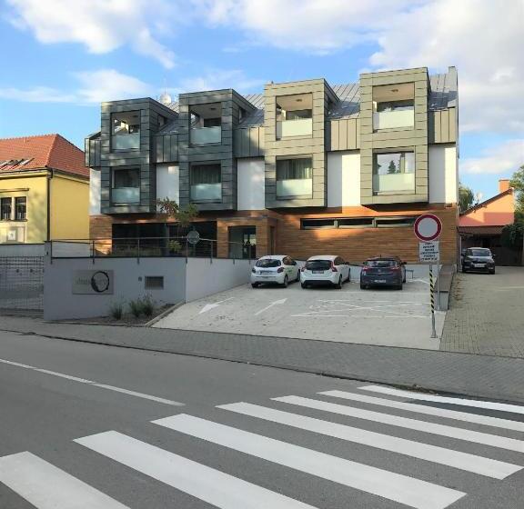 بنسيون Penzión V Inom Svete