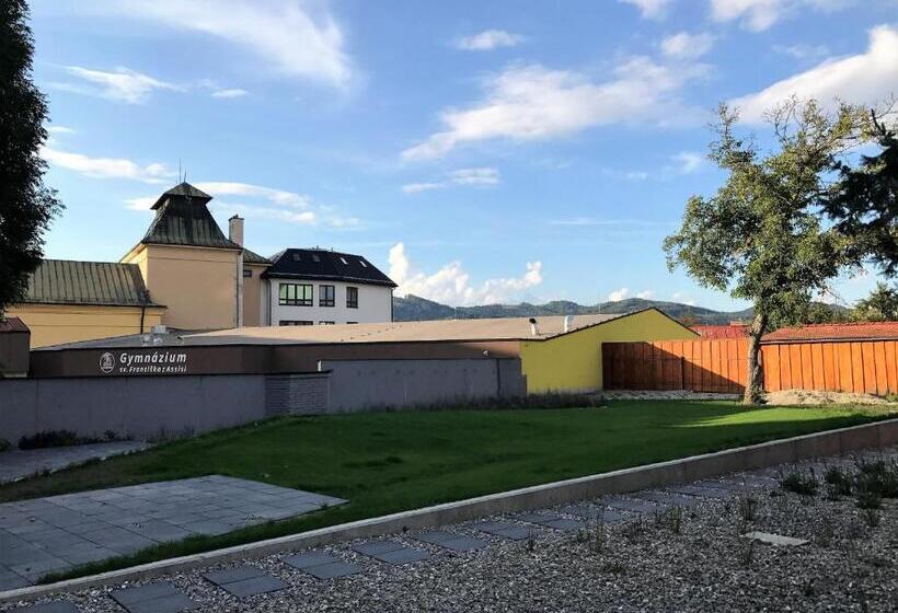 بنسيون Penzión V Inom Svete