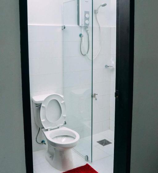 הוסטל The Strand Suites And Dormitel