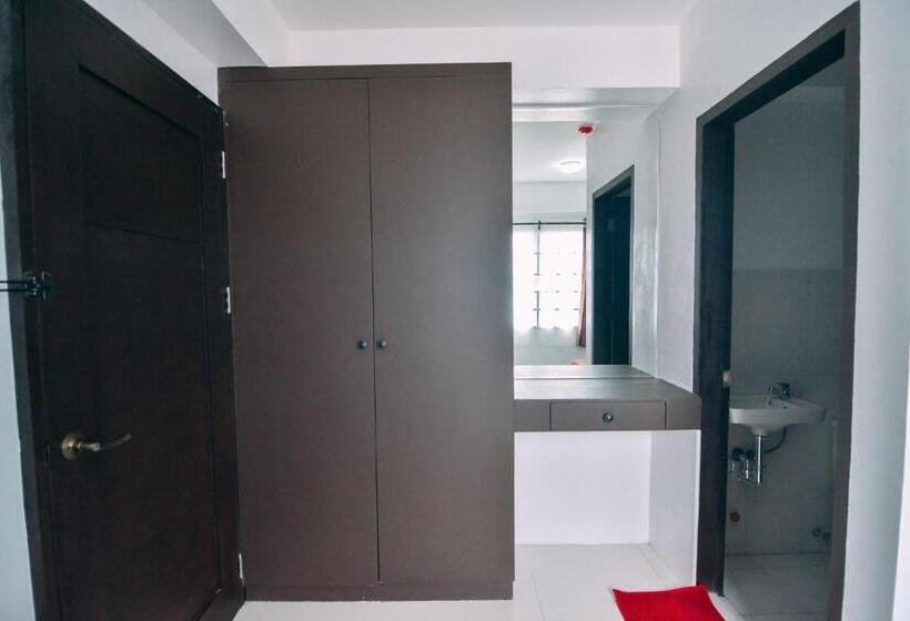 הוסטל The Strand Suites And Dormitel