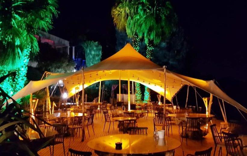 호텔 Hôtel Restaurant Le Royal Provence