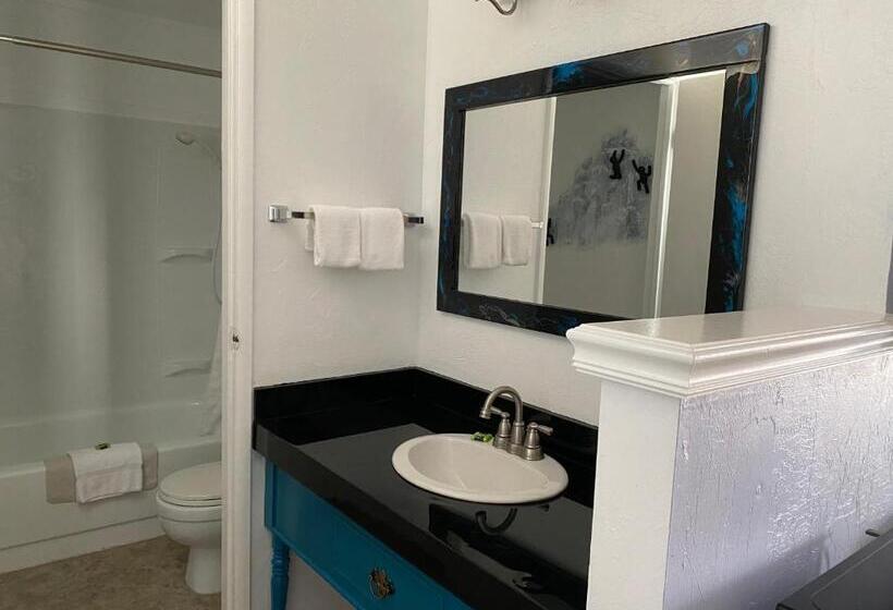 فندق على الطريق La Kris Inn