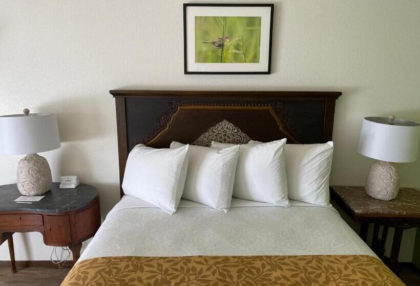 فندق على الطريق La Kris Inn