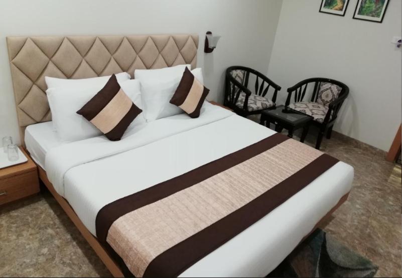 Отель Aditya Residency