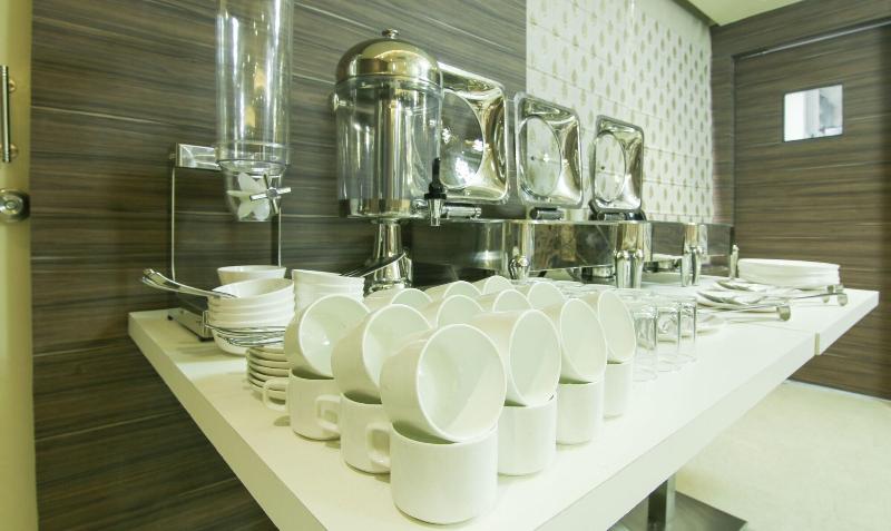 Отель Treebo Hoops   Airport