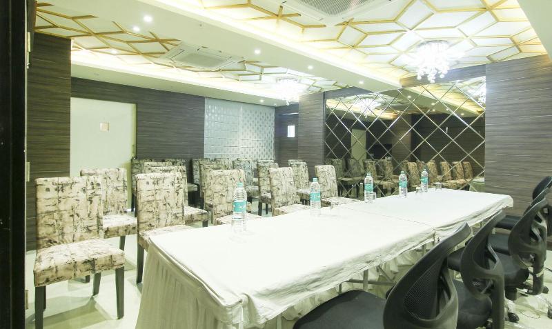 Отель Treebo Hoops   Airport