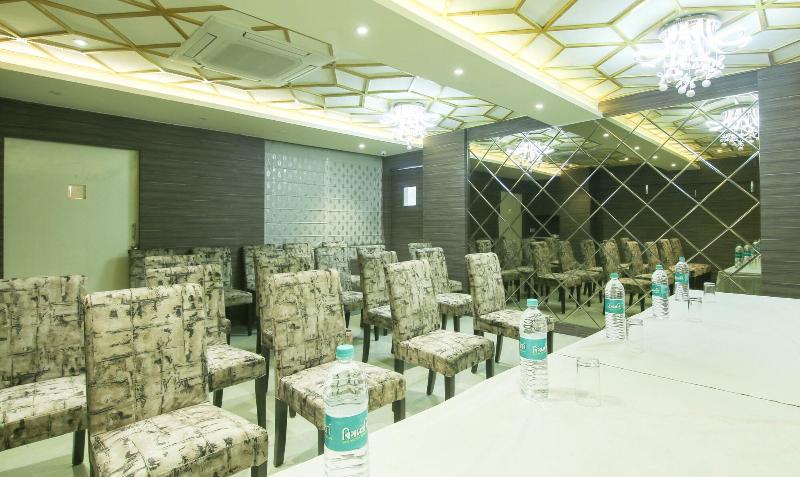 Отель Treebo Hoops   Airport