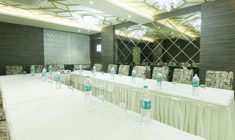 Отель Treebo Hoops   Airport