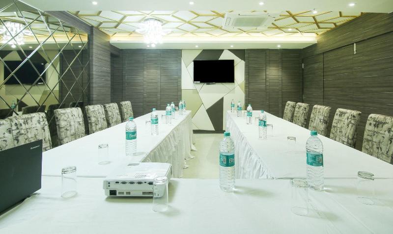 Отель Treebo Hoops   Airport