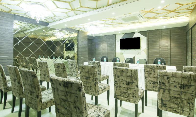 Отель Treebo Hoops   Airport