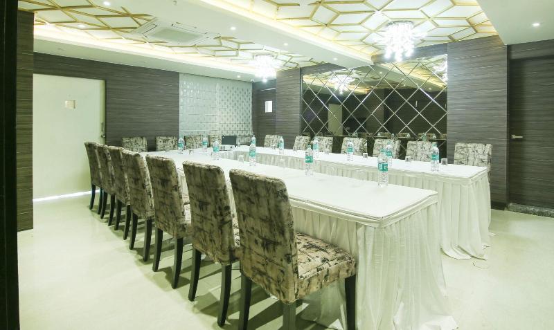 Отель Treebo Hoops   Airport