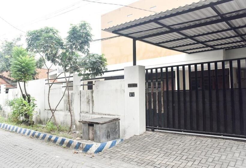 膳宿费 Reddoorz Syariah Near Exit Tol Waru