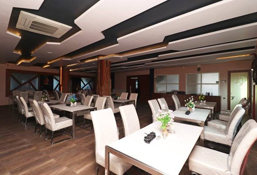 호텔 Oyo 28645 Nirmalya Plaza