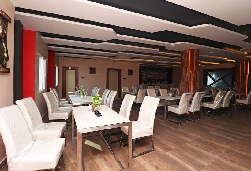 호텔 Oyo 28645 Nirmalya Plaza