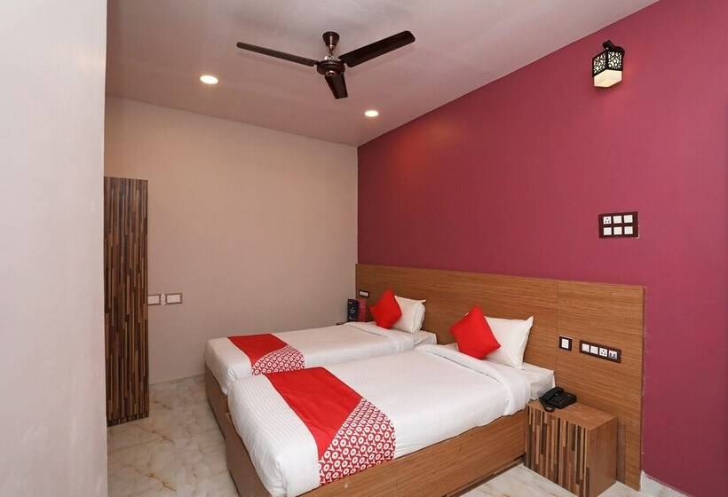 호텔 Oyo 28645 Nirmalya Plaza