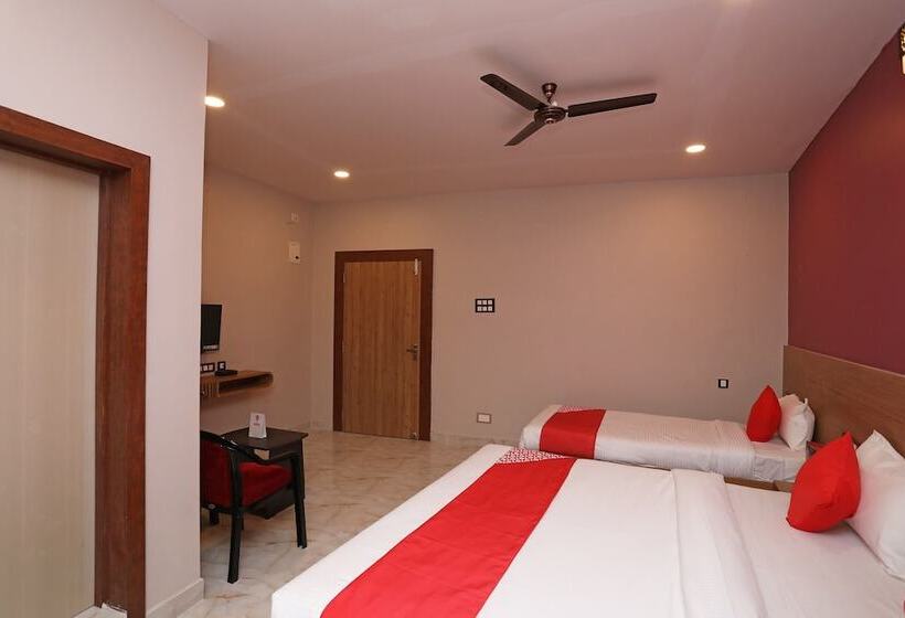 호텔 Oyo 28645 Nirmalya Plaza