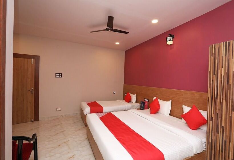 호텔 Oyo 28645 Nirmalya Plaza