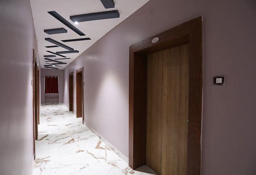 호텔 Oyo 28645 Nirmalya Plaza