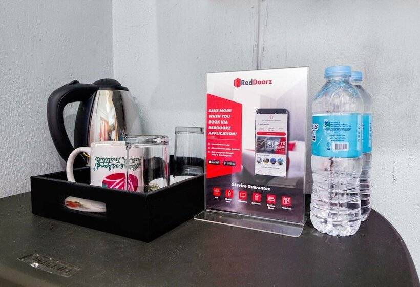 호텔 Reddoorz @ Zapatera Cebu