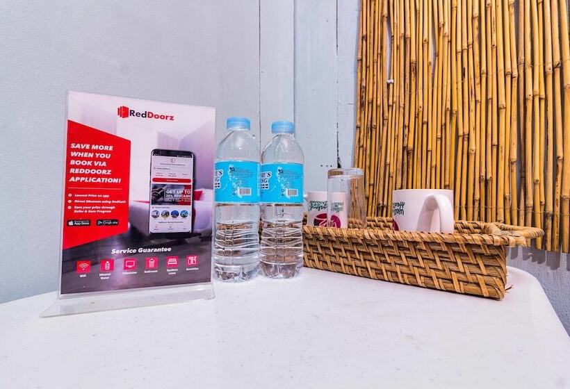 호텔 Reddoorz @ Zapatera Cebu