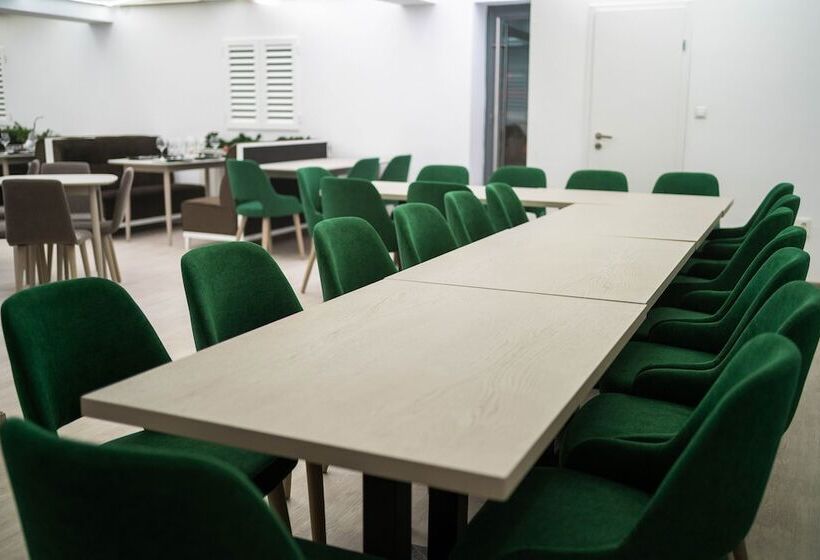 בית מלון כפרי Thr Center