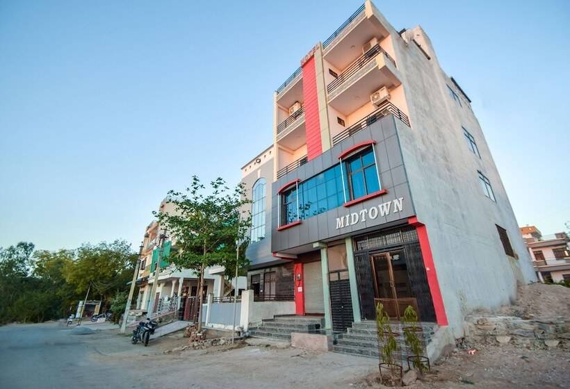 Oyo 29879 Hotel Midtown