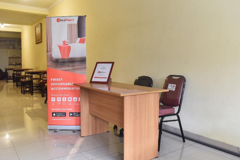 بنسيون Reddoorz Near Surabaya Town Square