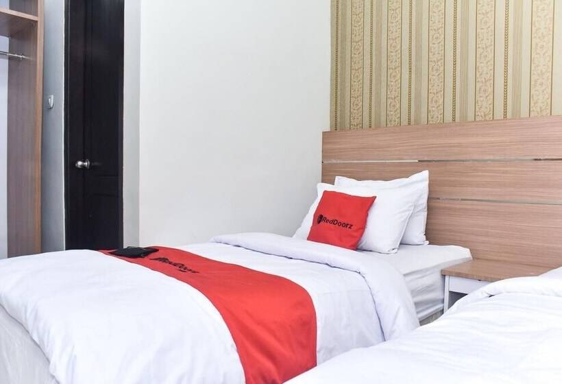 Пансион Reddoorz Plus Near Malang Town Square