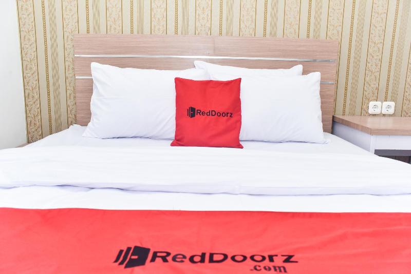 Пансион Reddoorz Plus Near Malang Town Square