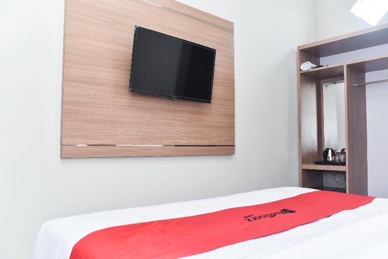 Пансион Reddoorz Plus Near Malang Town Square