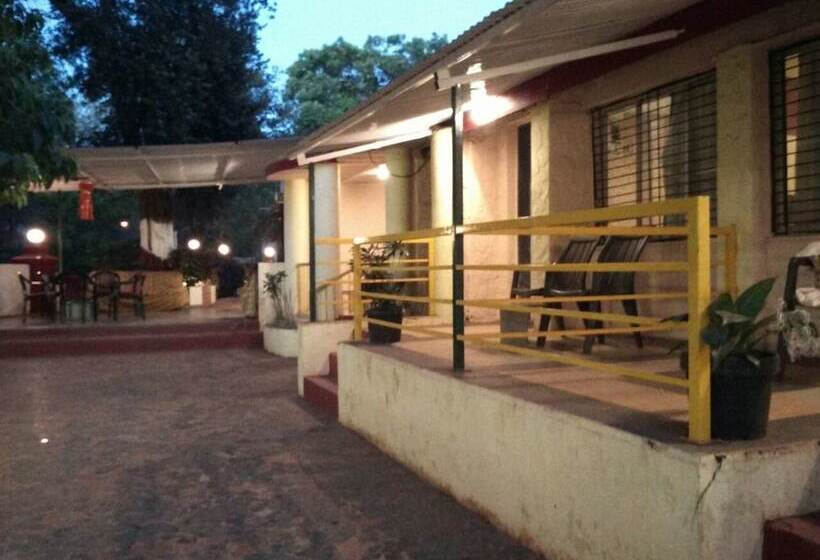 호텔 Redwood Resort Matheran