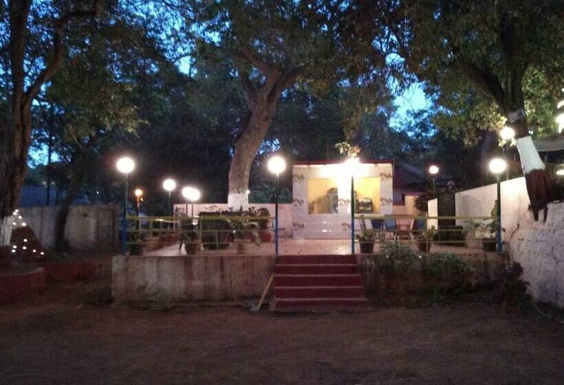 호텔 Redwood Resort Matheran