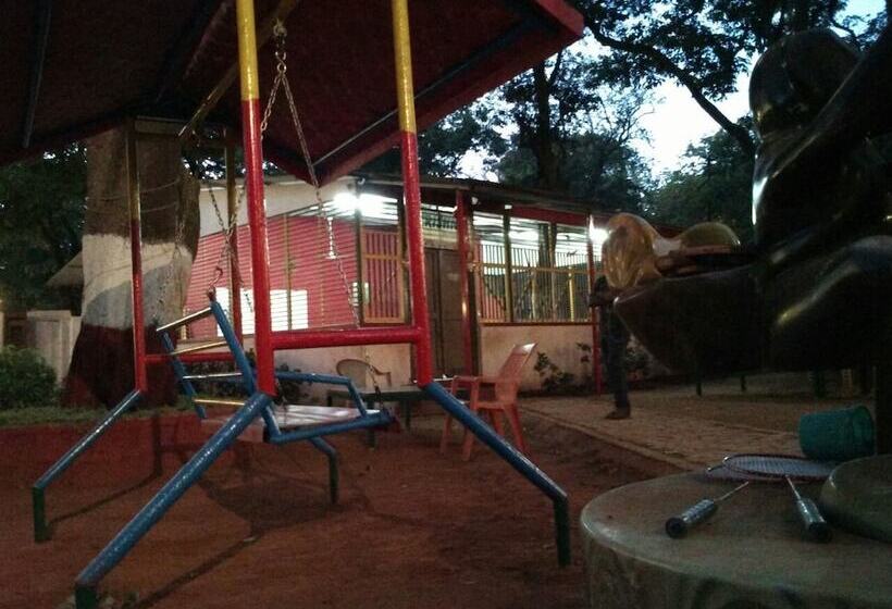 호텔 Redwood Resort Matheran