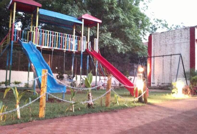 호텔 Redwood Resort Matheran