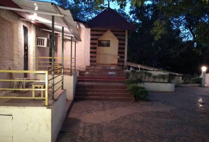 호텔 Redwood Resort Matheran