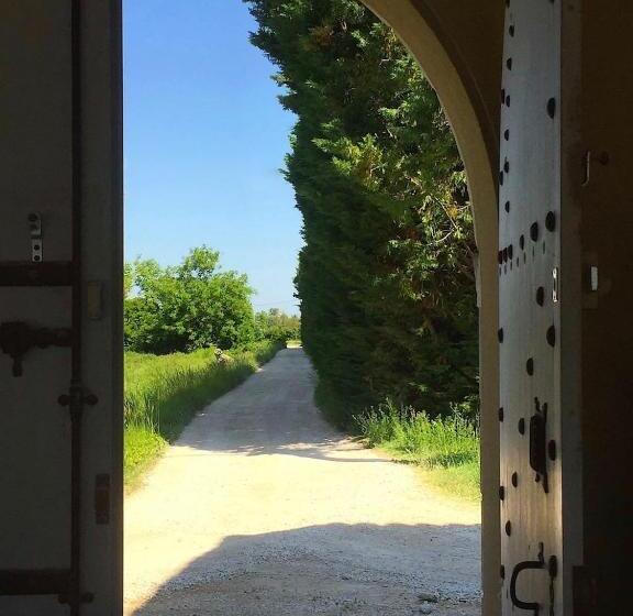 مبيت وإفطار Fontaine Des Magnarelles