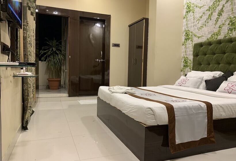 The Jk Hotel   Opp Railway Station