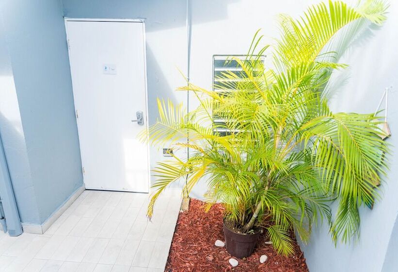 펜션 The Pelican Poshtel