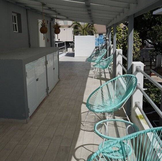 펜션 The Pelican Poshtel