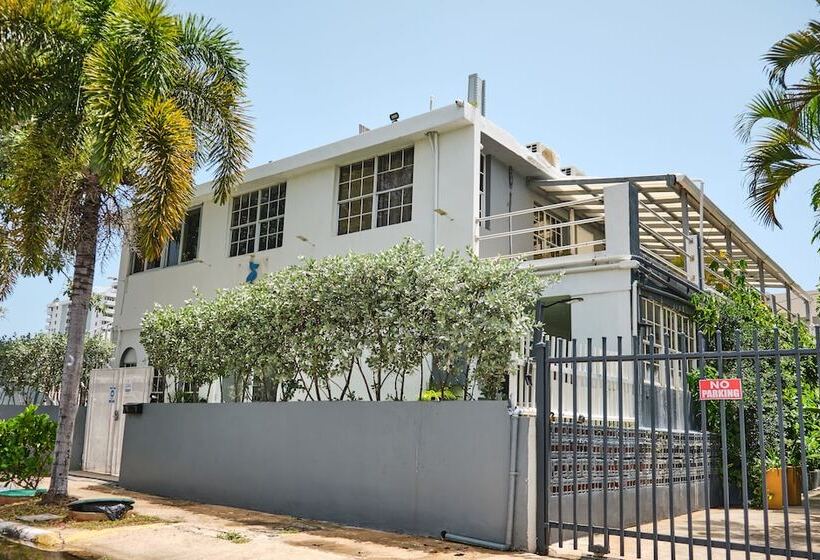 펜션 The Pelican Poshtel