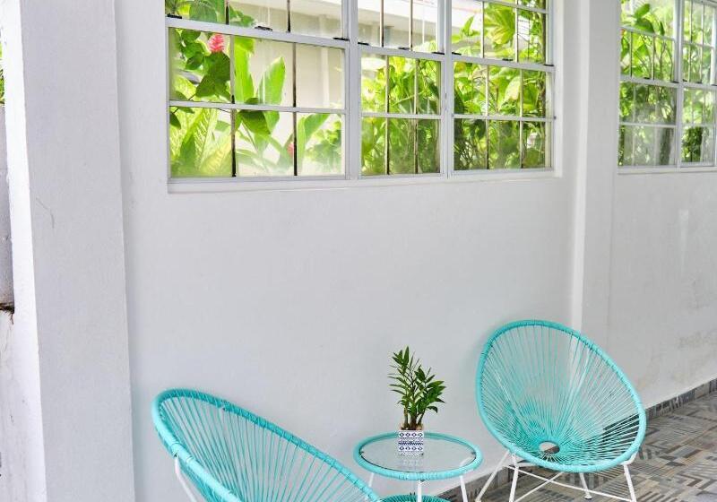 펜션 The Pelican Poshtel