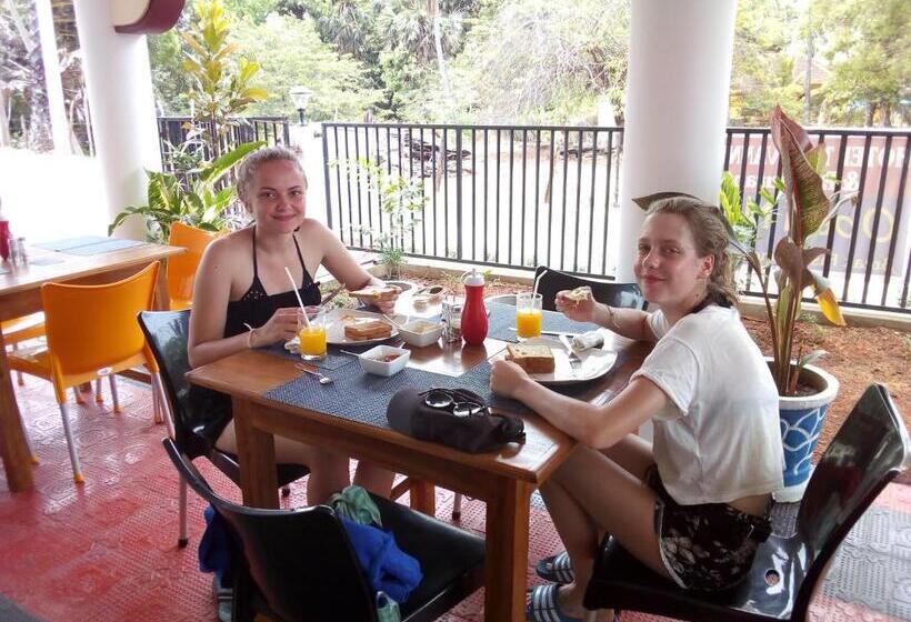 فندق Theevanni Resort