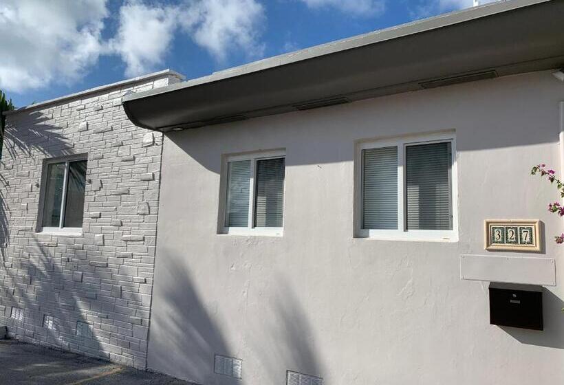 בית מלון כפרי Tiana Beach Inn