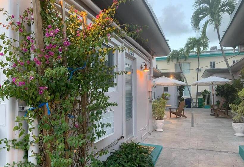 בית מלון כפרי Tiana Beach Inn