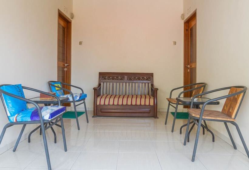 Отель Reddoorz Near Pasar Pagi Cirebon 2